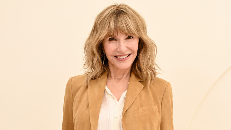 Mary Steenburgen dans un blazer marron avec une chemise crème
