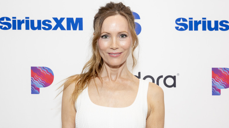Leslie Mann sourit sur le tapis rouge en 2026