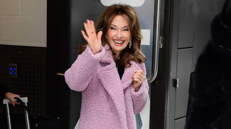 Susan Lucci sourit et salue dehors à New York