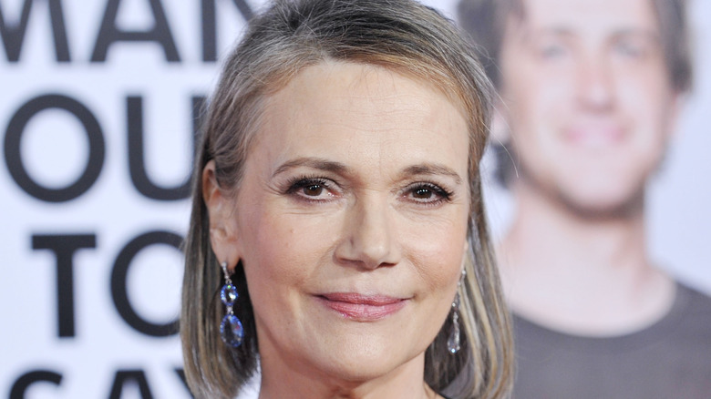 Peggy Lipton sourit sur le tapis rouge en 2009