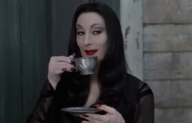 Les principales dames de la famille Addams continuent de redéfinir le glamour gothique en vieillissant