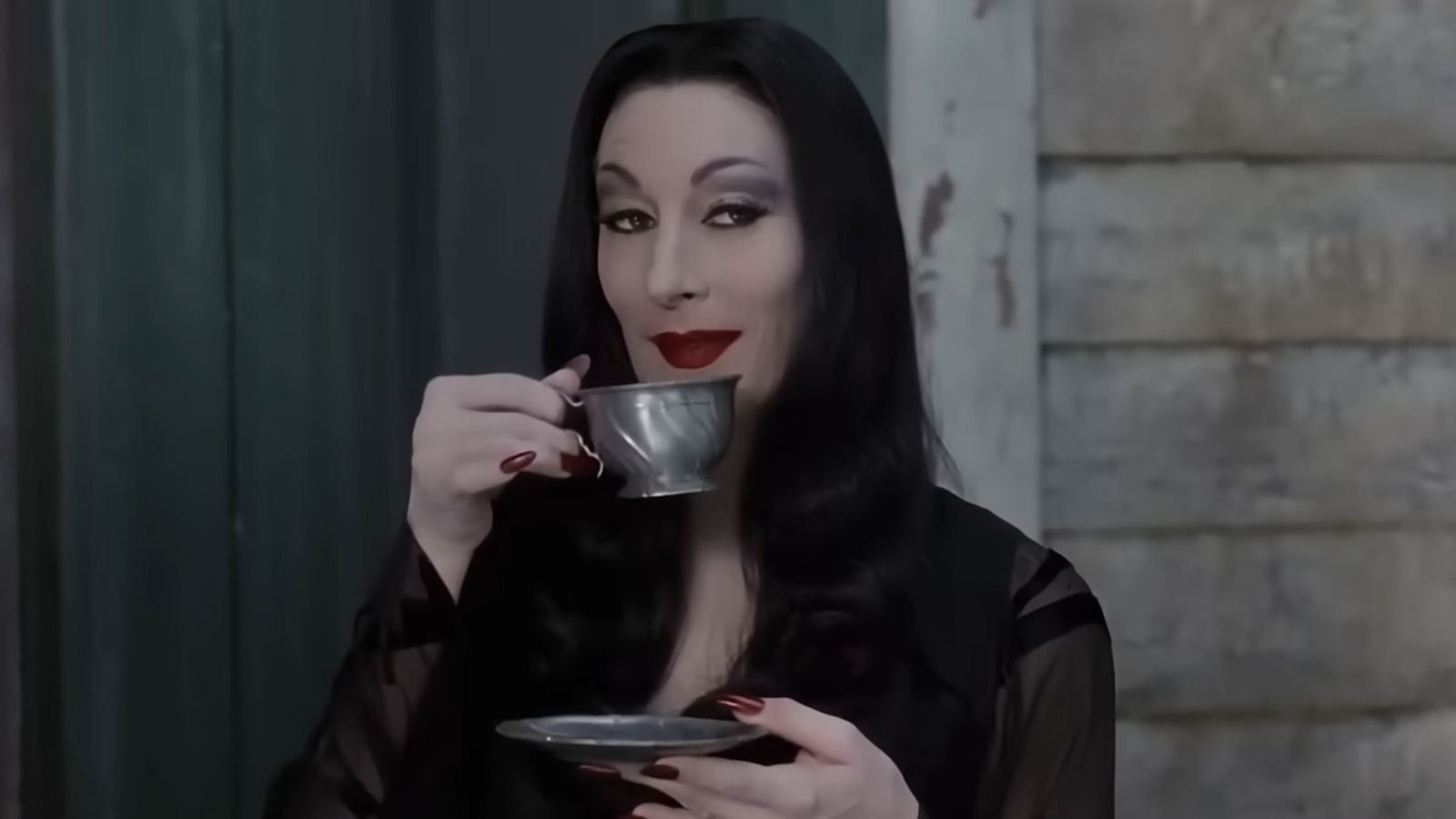 Les principales dames de la famille Addams continuent de redéfinir le glamour gothique en vieillissant