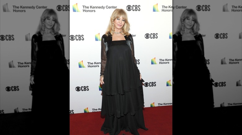 Goldie Hawn sourit sur le tapis rouge en 2021