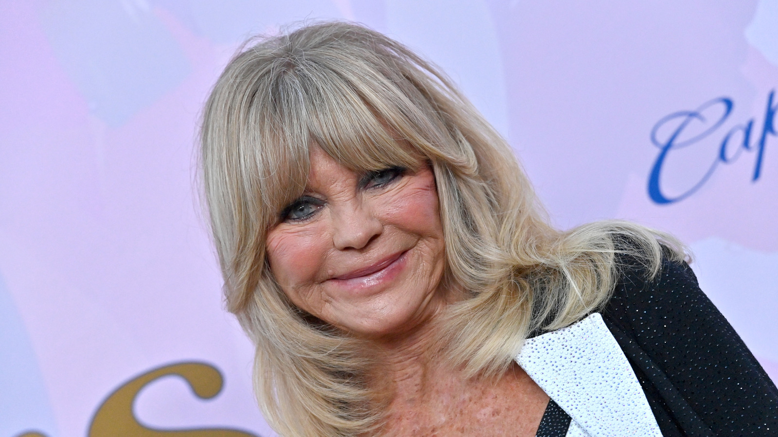 Le style de la mère du marié de Goldie Hawn est une inspiration de style parfaite pour les femmes plus âgées