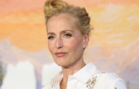 Laissez la couleur audacieuse de pédicure de Gillian Anderson être votre inspiration de transition pour les ongles