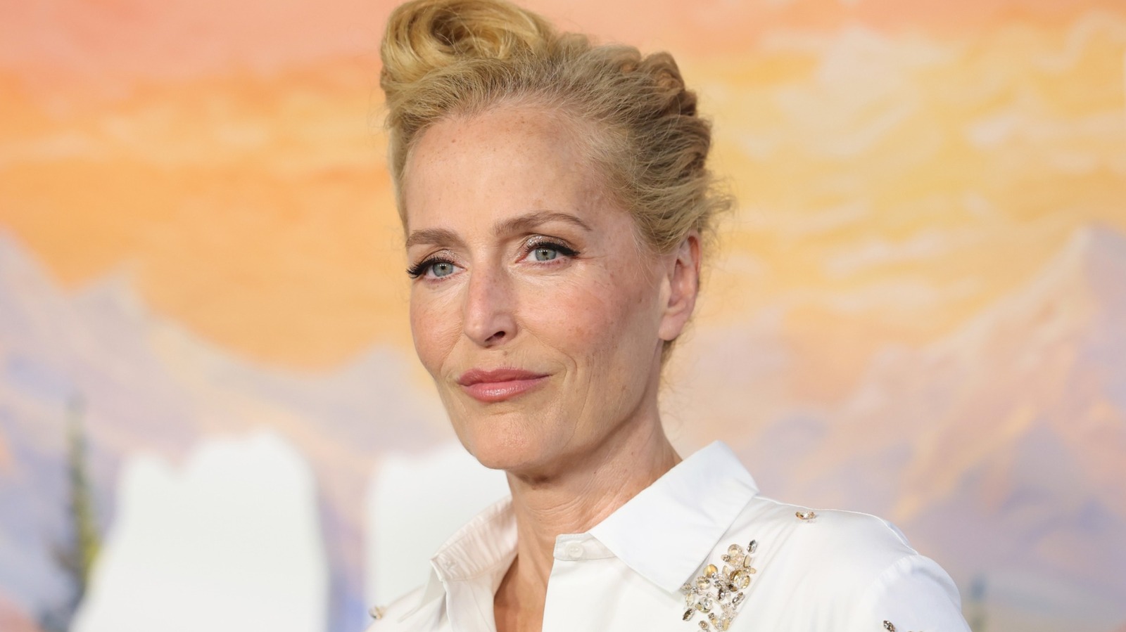 Laissez la couleur audacieuse de pédicure de Gillian Anderson être votre inspiration de transition pour les ongles