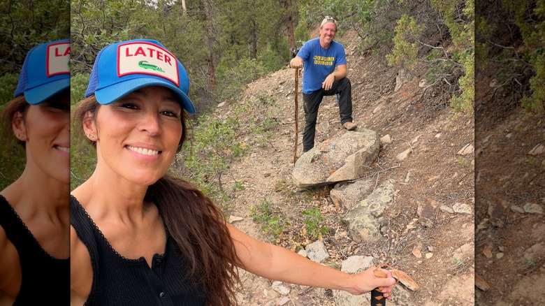 Joanna Gaines et Chip Gaines prennent un selfie lors d'une randonnée sur un sentier (septembre 2026)