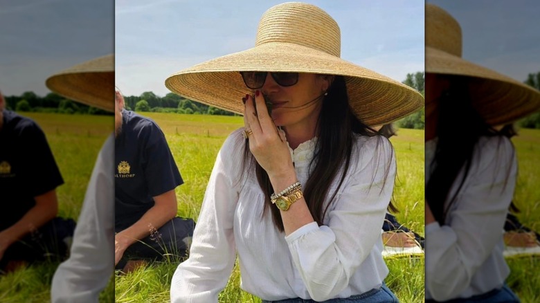 Karen Spencer en plein air portant un grand chapeau de paille