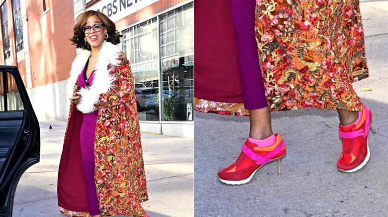 Gayle King portant une veste à fleurs vives avec des baskets roses à talons