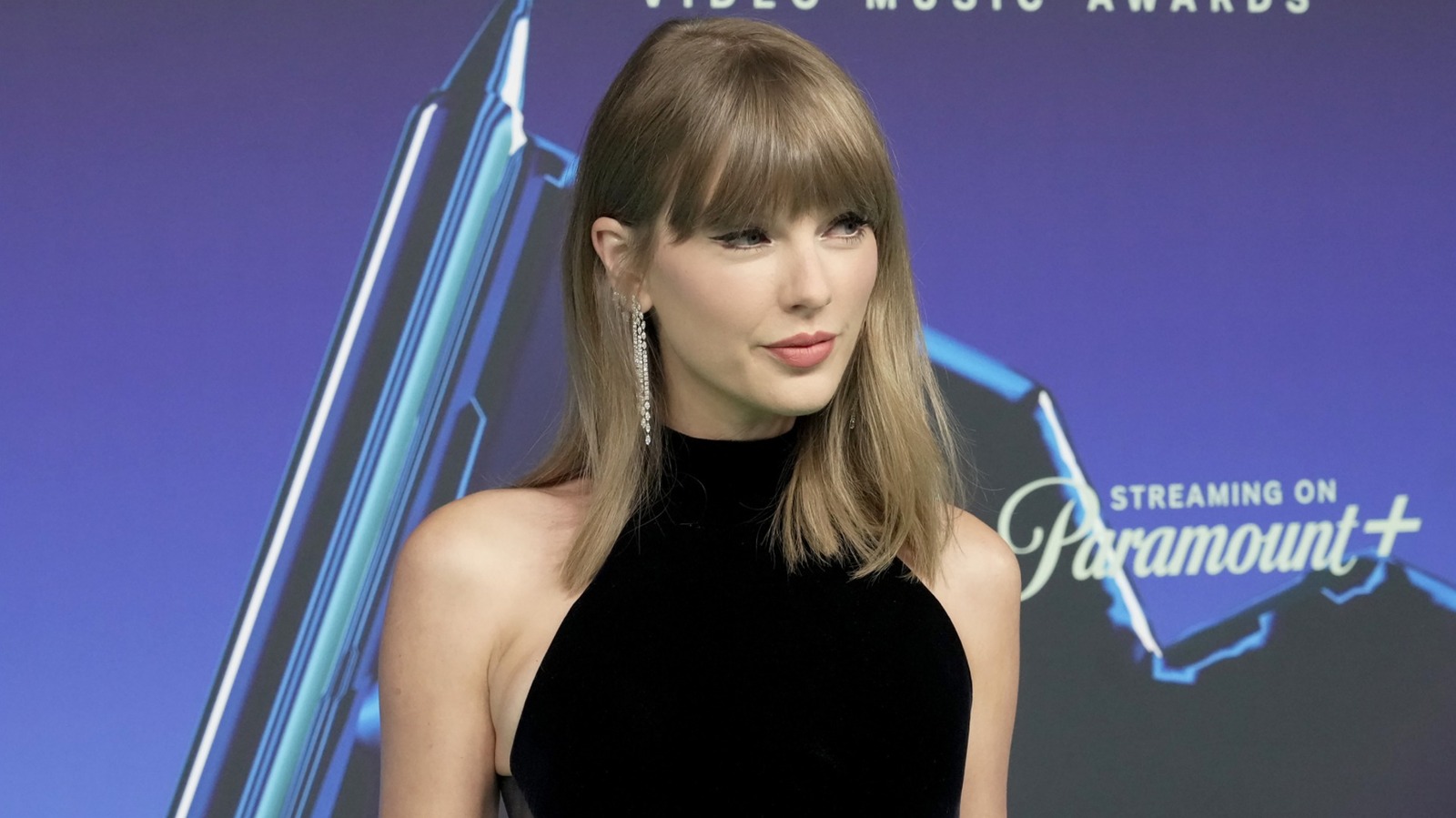 Les ongles bling-bling de Taylor Swift aux VMA 2026 sont la variante parfaite de la tendance « sans manucure »