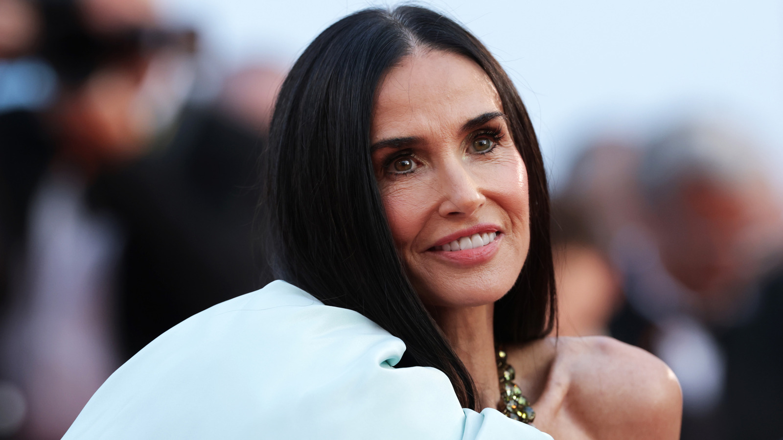 Le style de la mère de la mariée de Demi Moore complétait parfaitement la robe de mariée de sa fille