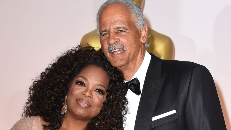 Oprah Winfrey et Stedman Graham sourient sur le tapis rouge en 2015