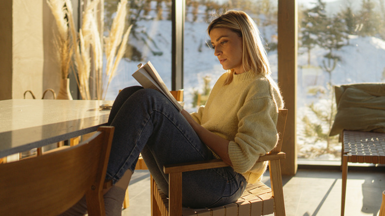 Une étagère de best-sellers qui comprend The Calamity Club