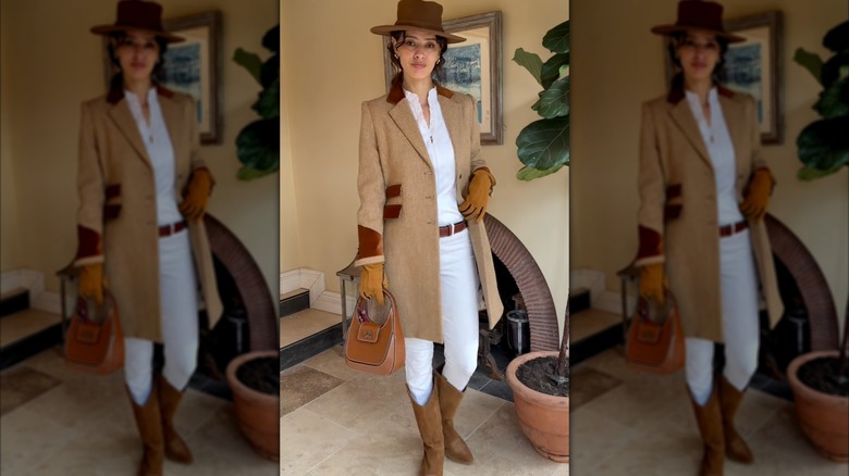 Une femme dans les tons crème et beige portant des bottes camel