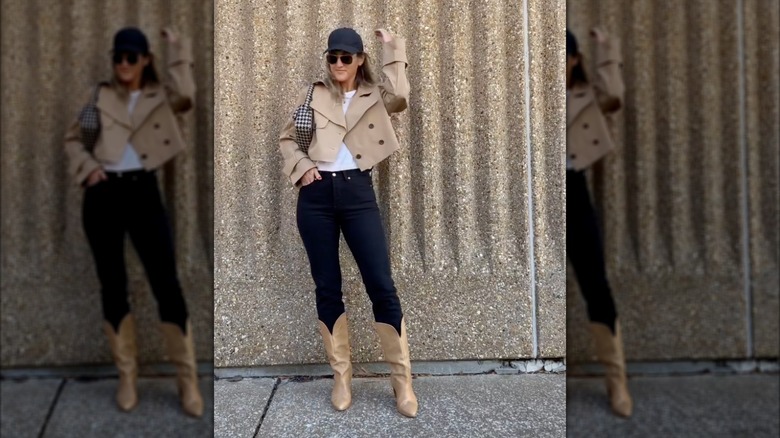 Une femme en bottes de couleur camel avec un denim foncé
