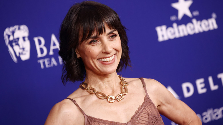 Constance Zimmer sourit sur le tapis rouge en 2026