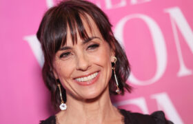 Constance Zimmer a mis Hollywood en garde en plaidant pour que les femmes plus âgées obtiennent plus d'emplois