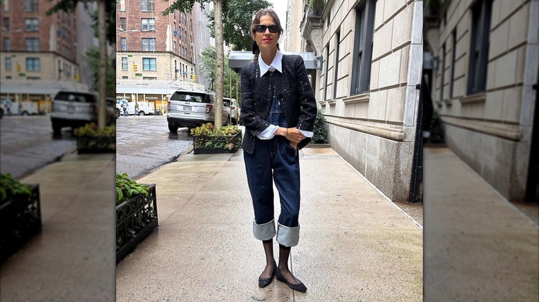 Une femme sur Instagram portant une salopette avec une veste bouclée et des chaussures noires