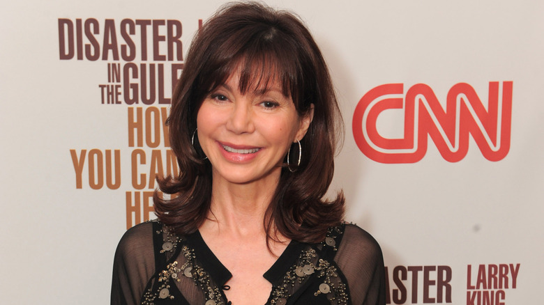 Victoria Principal sourit sur le tapis rouge en 2010
