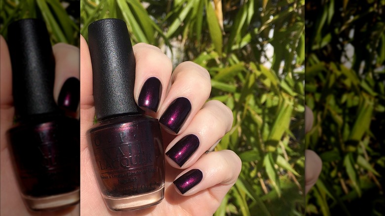 Une femme portant la teinte OPI Chaque mois, c'est l'Oktoberfest sur Instagram