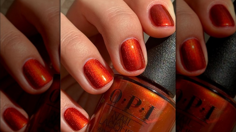 Une femme portant la teinte orange OPI Liquid Fire sur Instagram