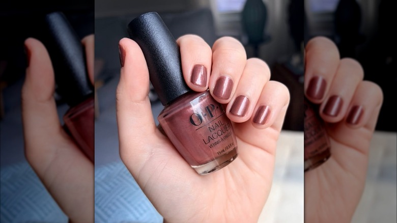 Une photo d'une femme tenant le vernis à ongles OPI Root Beer Float sur Instagram