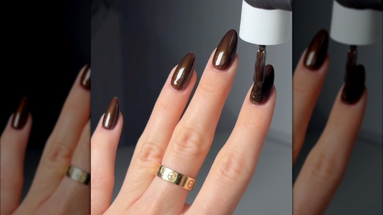 Photo de quelqu'un appliquant le Band Tease d'OPI sur des ongles longs sur Instagram