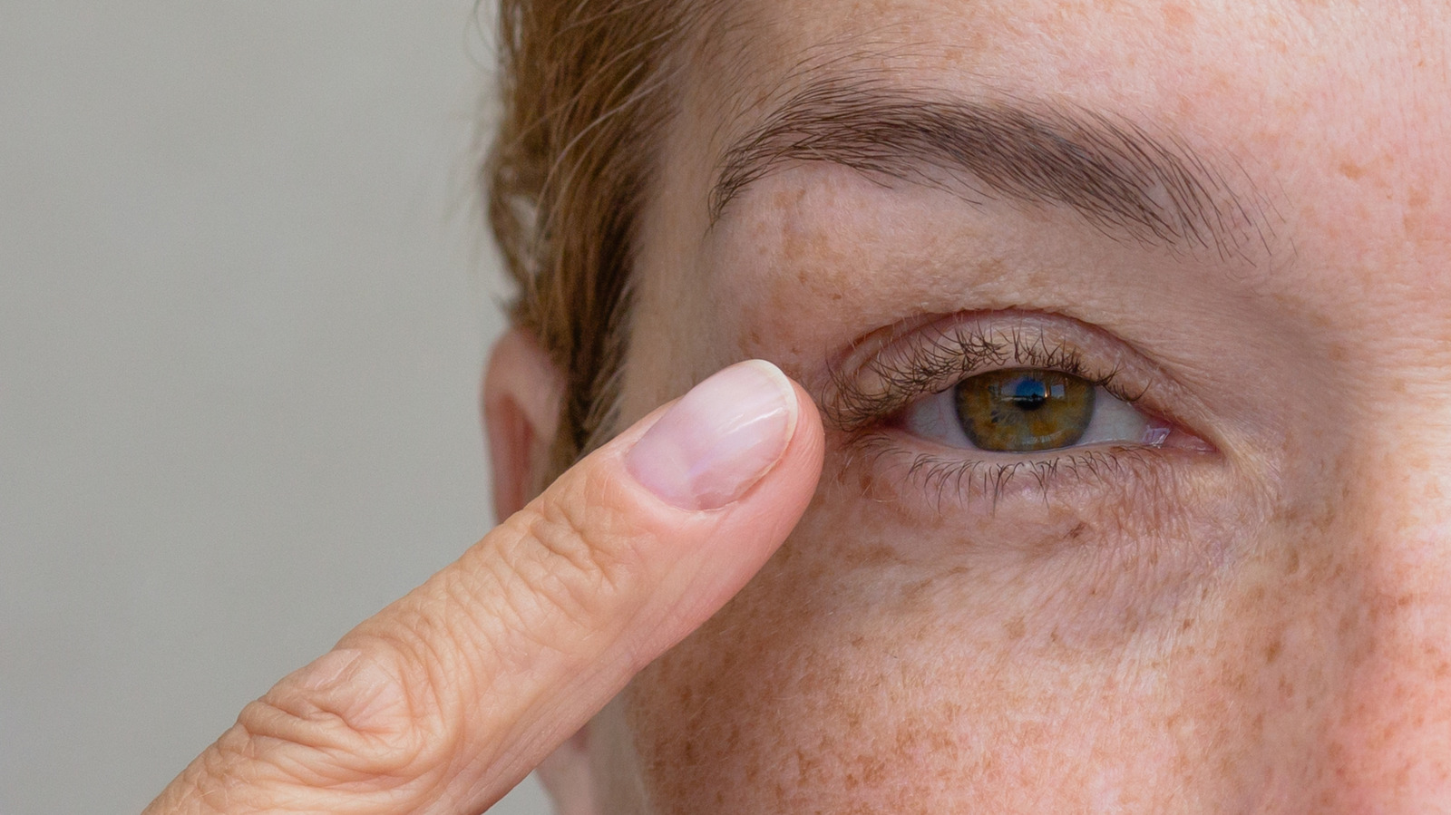 Ce sont sans conteste les pires erreurs de maquillage que vous puissiez commettre avec des yeux cagoulés
