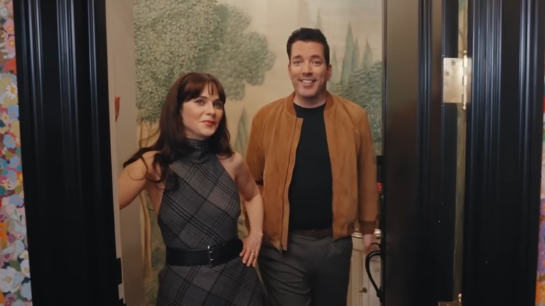 Un cliché de Zooey Deschanel et Jonathan Scott lors de leur visite à domicile d'Architectural Digest en octobre 2025
