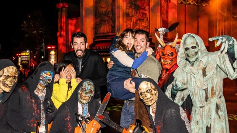 Jonathan Scott, Drew Scott, la femme de Drew Scott et Zooey Deschanel prennent une photo lors de la Halloween Horror Night d'Universal (octobre 2019)