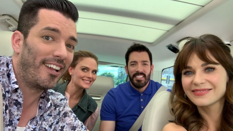 Jonathan Scott, Drew Scott, Zooey Deschanel et la sœur de Zooey Deschanel prennent un selfie pendant le tournage "Karaoké Covoiturage : La série"