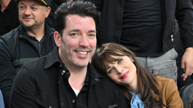 Jonathan Scott et Zooey Deschanel assistent à un match de basket entre les Los Angeles Clippers et les Los Angeles Lakers à l'Intuit Dome le 22 janvier 2026.