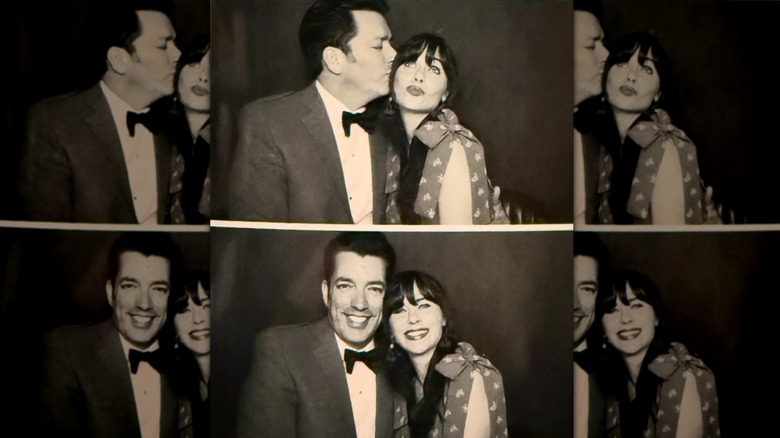 Bande photo de photobooth noir et blanc de Zooey Deschanel et Jonathan Scott posant en tenue de soirée