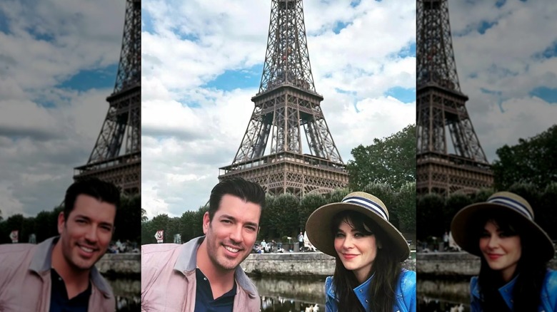 Un selfie en extérieur de Zooey Deschanel et Jonathan Scott souriants devant la Tour Eiffel à Paris