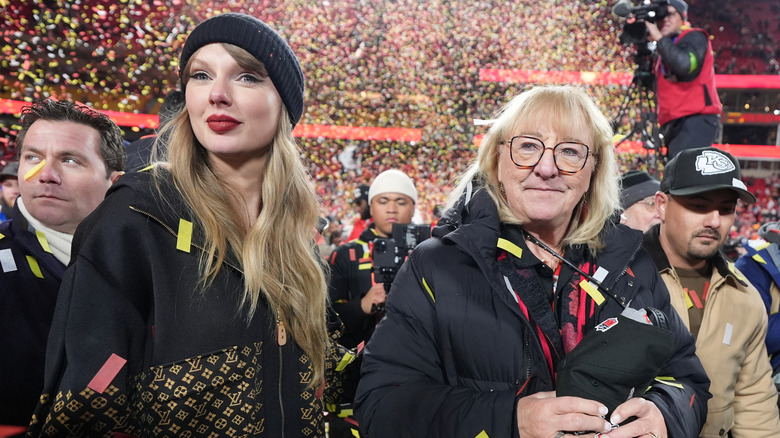 Taylor Swift et Donna Kelce photographiées en 2025