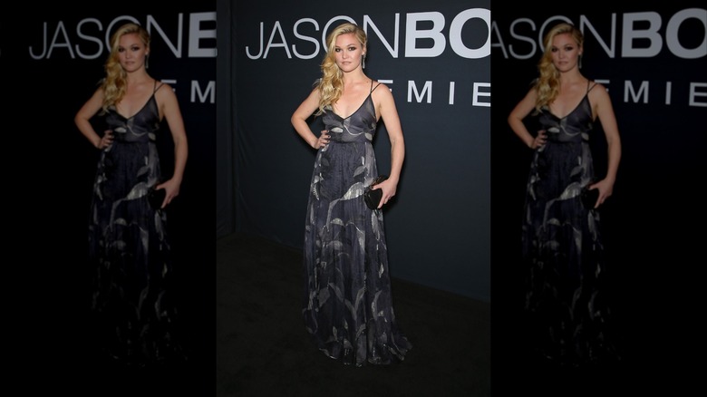 Julia Stiles porte une robe longue bleue et argentée avec une raie profonde sur le côté