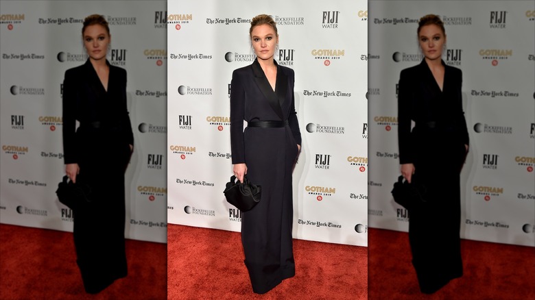 Julia Stiles porte une robe longue inspirée d'un tailleur