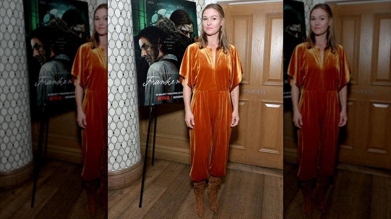 Julia Stiles portant une combinaison en velours orange