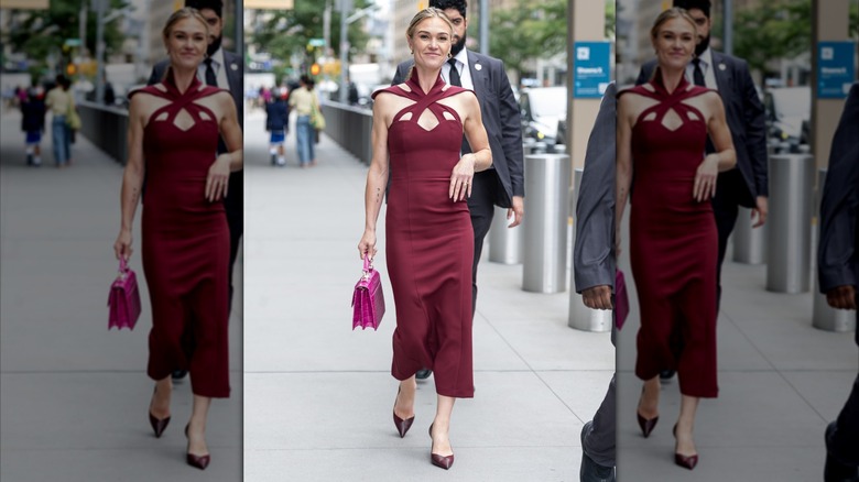 Julia Stiles porte une robe bordeaux à bretelles