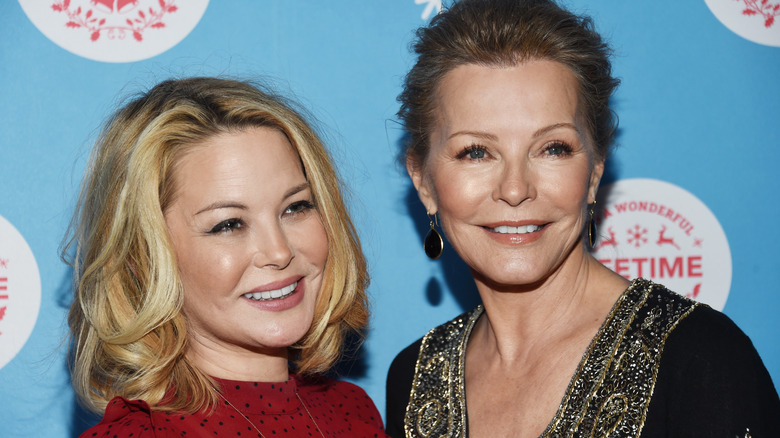 Jordan Ladd (à gauche) et Cheryl Ladd assistent à l'expérience grandeur nature d'une maison en pain d'épice, 2018