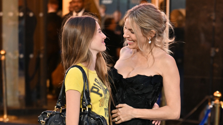 Marlowe Sturridge et Sienna Miller assistent à la 