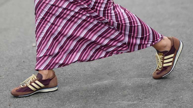 Baskets en daim marron et bordeaux