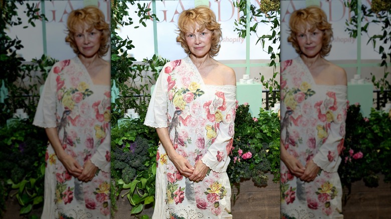 Pamela Anderson avec des cheveux blond vénitien dans une robe à fleurs lors d'un événement