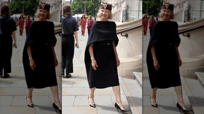 Pamela Anderson dans une robe cape noire avec un chapeau