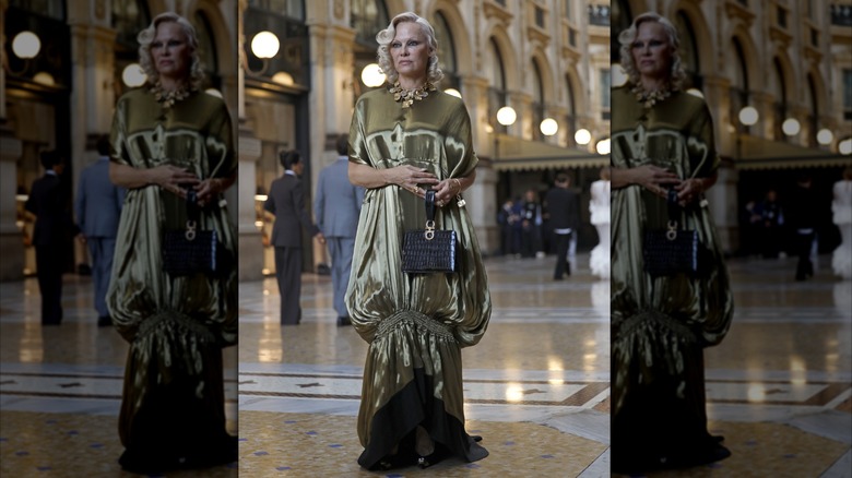 Pamela Anderson en robe dorée à Milan en 2026