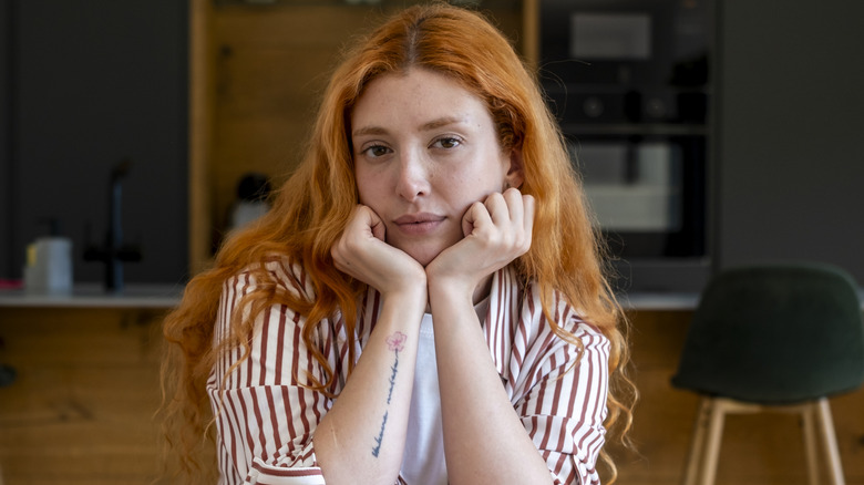 Femme aux cheveux roux et aux yeux marrons