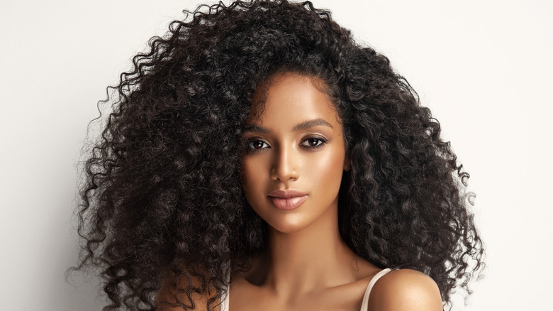 Femme aux cheveux expresso profonds