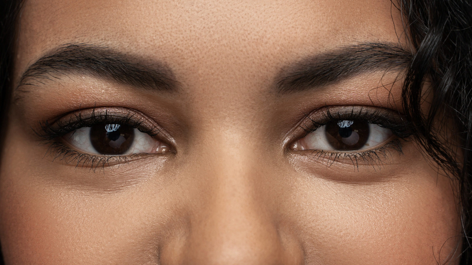 Les couleurs de cheveux qui feront ressortir vos yeux bruns