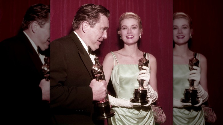 Marlon Brando aux côtés de Grace Kelly sur le tapis rouge des Oscars 1955