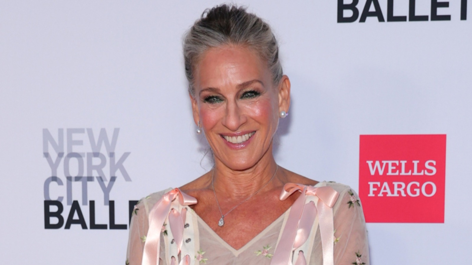 Sarah Jessica Parker troque ses boucles emblématiques contre une longue tresse grise, et tout simplement wow